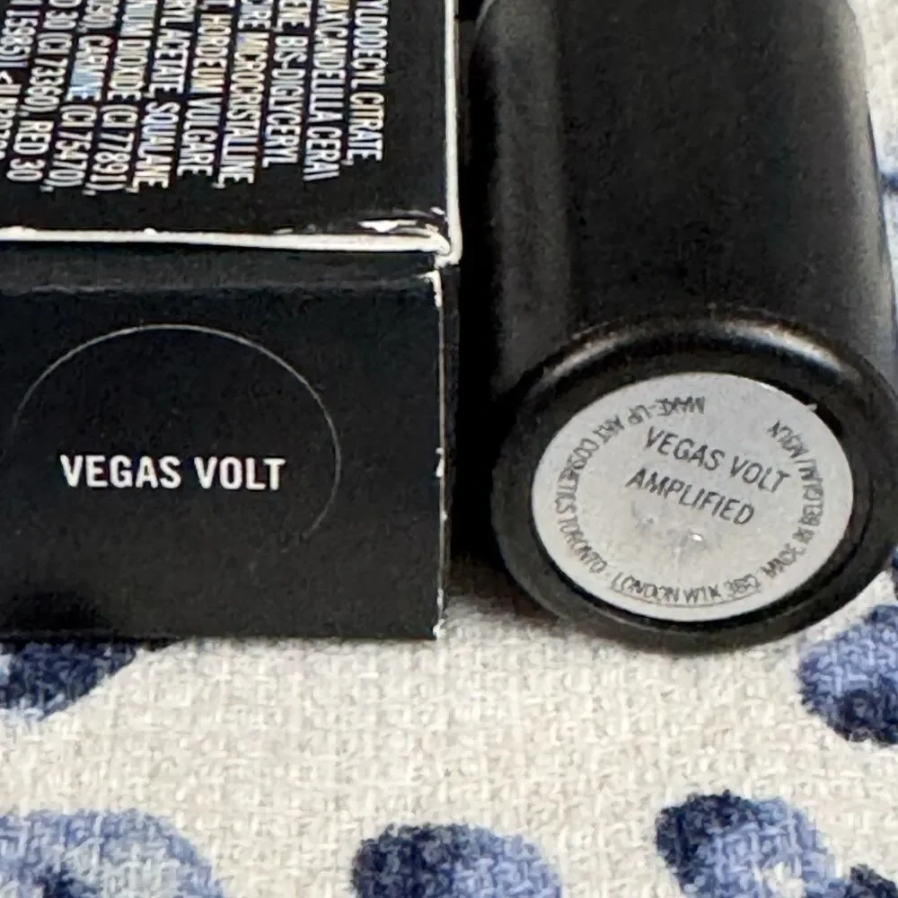 MAC Amplified Creme Lipstick - Vegas Volt A15 - Full Size - NIB